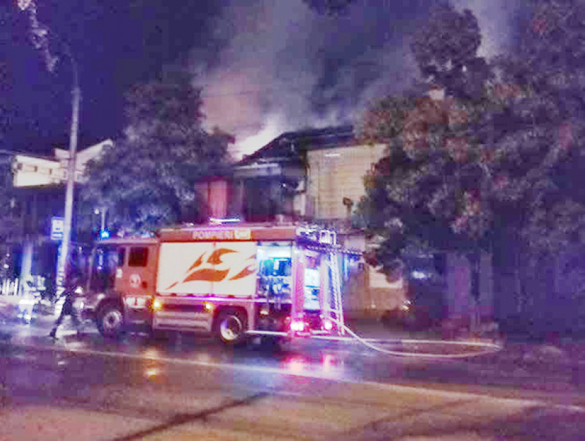 Мощный пожар уничтожил крышу заведения на Буюканах 