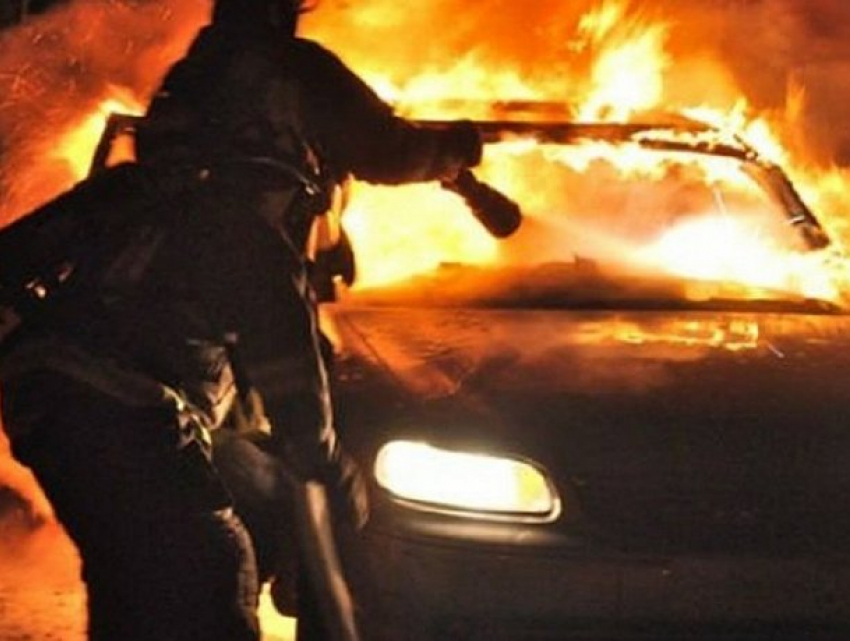 Ночной пожар на автопарковке в Кишиневе: пострадали четыре автомобиля