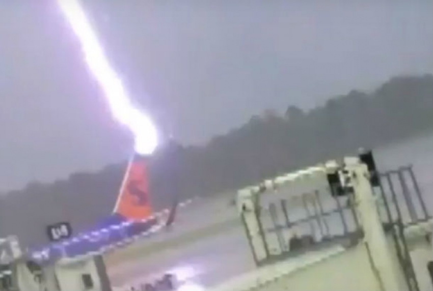 Чудовищный удар молнии в лайнер и сотрудника аэропорта попал на видео 