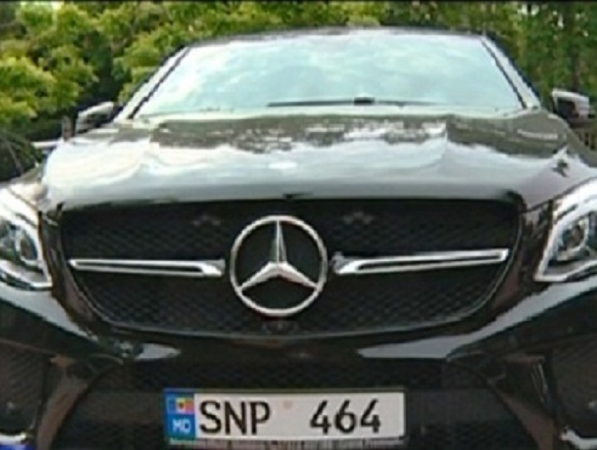 Люксовый Mercedes заметили у молдавского депутата, год назад похоронившего сына