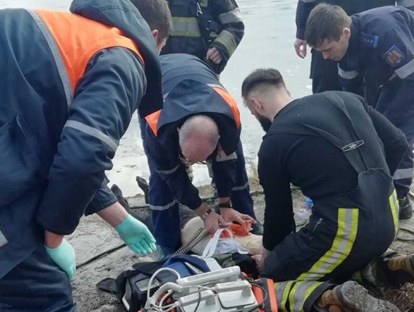 Ребенок, провалившийся под лед на озере в Воротах города, остается в реанимации 