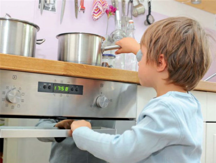 Девятилетний мальчик опрокинул на себя с газовой плиты кастрюлю с кипятком