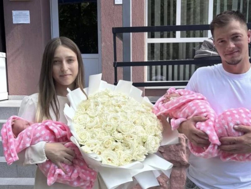 19-летняя мама выписалась из роддома сразу с тремя дочерьми