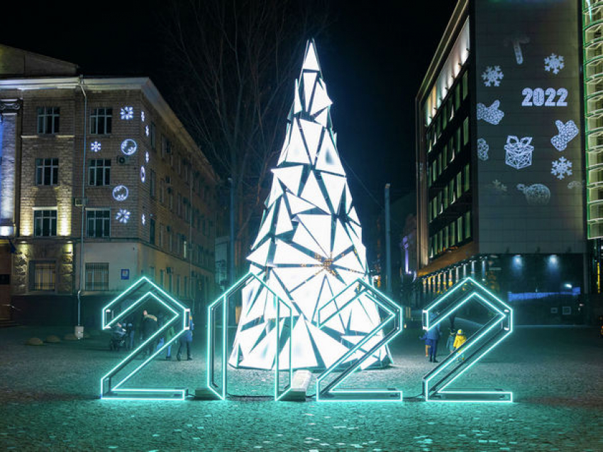 Новогодние елки под знаком коронавируса: как проходят праздники в Молдове и других странах 
