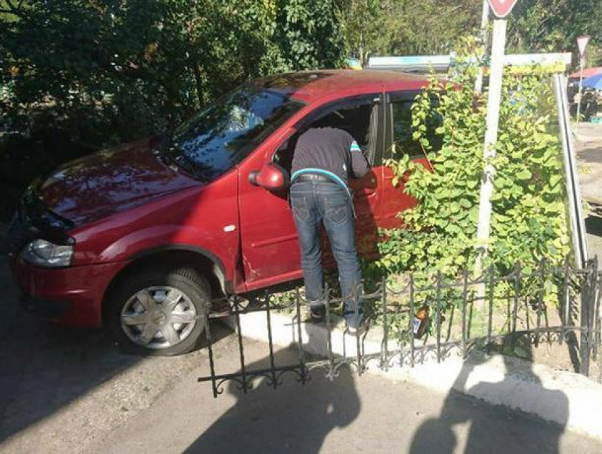 Необычное ДТП на Буюканах сняли на видео: автомобиль сломал забор и разрушил цветник 