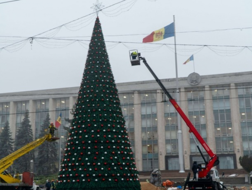 Демонтаж главной новогодней елки Молдовы начнется в четверг