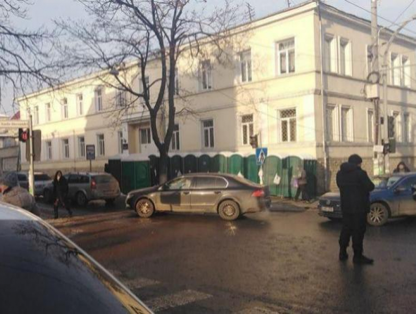 Фотофакт: Политические активисты справляют нужду в биотуалетах прямо у стен музыкальной школы