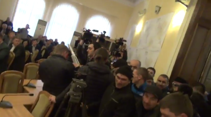 LIVE! Строители компании либерала Дырды ворвались на заседание Мунсовета 
