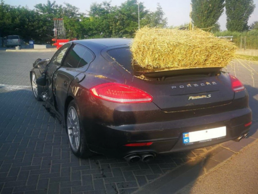 Porsche, столкнувшись в Чимишлии, «искупался» в сене