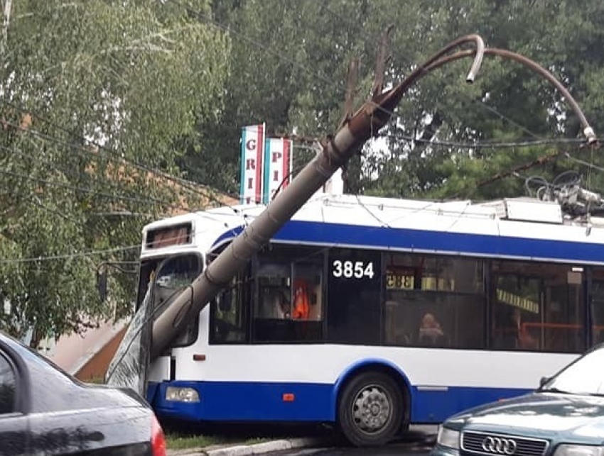 Причину столкновения троллейбуса со столбом в Кишиневе озвучил глава Управления электротранспорта 