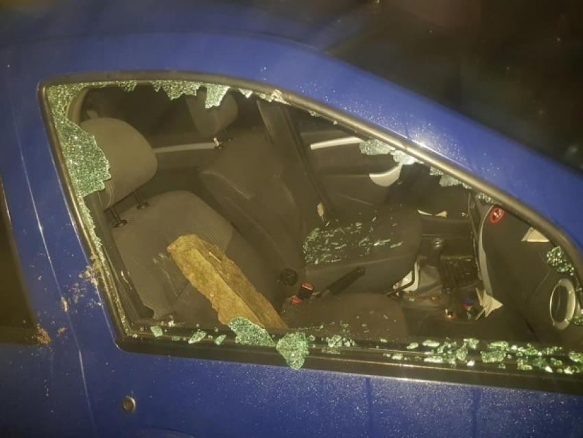 В Кишиневе хулиганы бросили кирпич в автомобиль, разбив стекло транспортного средства