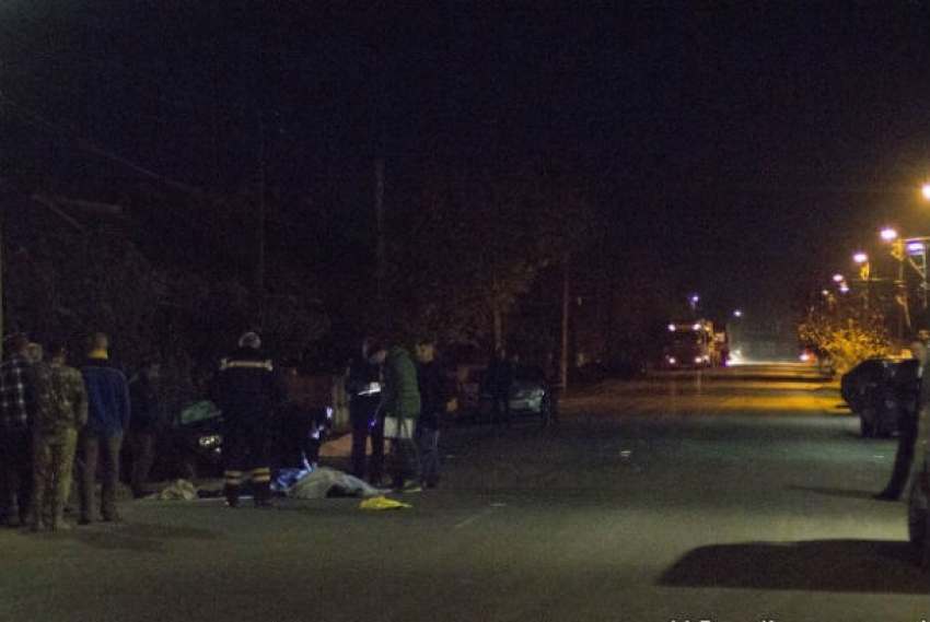 Молодой мужчина погиб под колесами автомобиля на въезде в Яловены