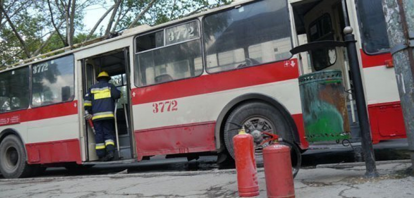 В центре Кишинева загорелся троллейбус с пассажирами