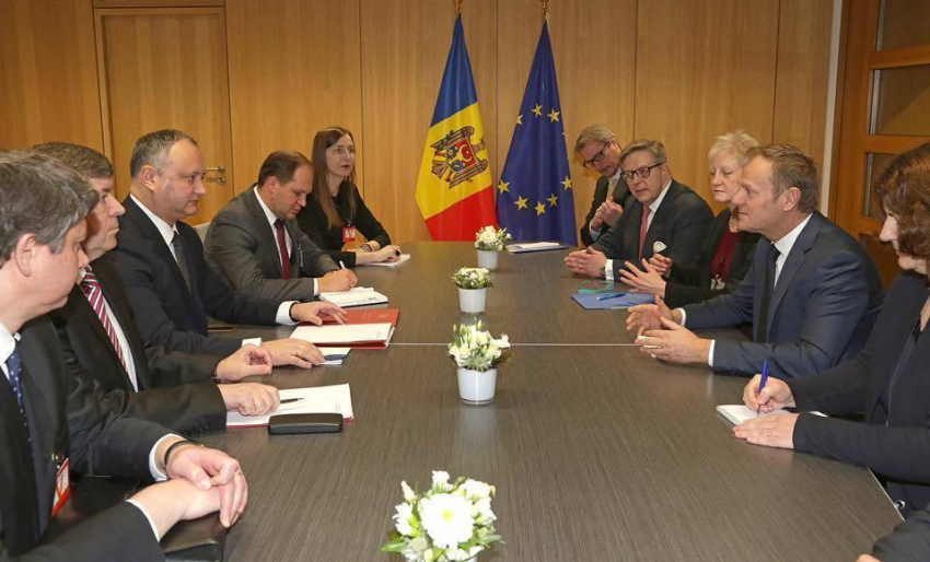 На встрече с Туском Додон призвал ЕС оказать содействие в расследовании кражи века