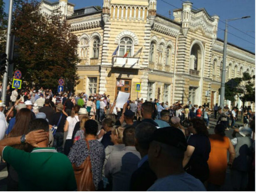 Протестующие сторонники Нэстасе попытались взять штурмом примэрию Кишинева