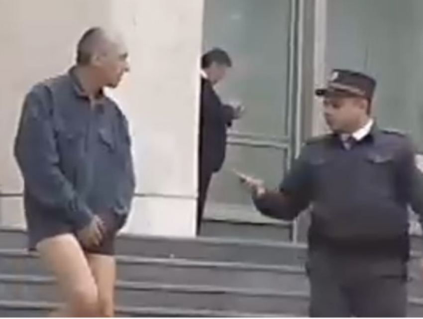 Мужчина без штанов дефилировал у здания правительства 