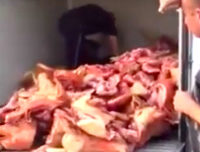 Опасную свинину и подозрительных мужчин на Центральном рынке  сняли на видео
