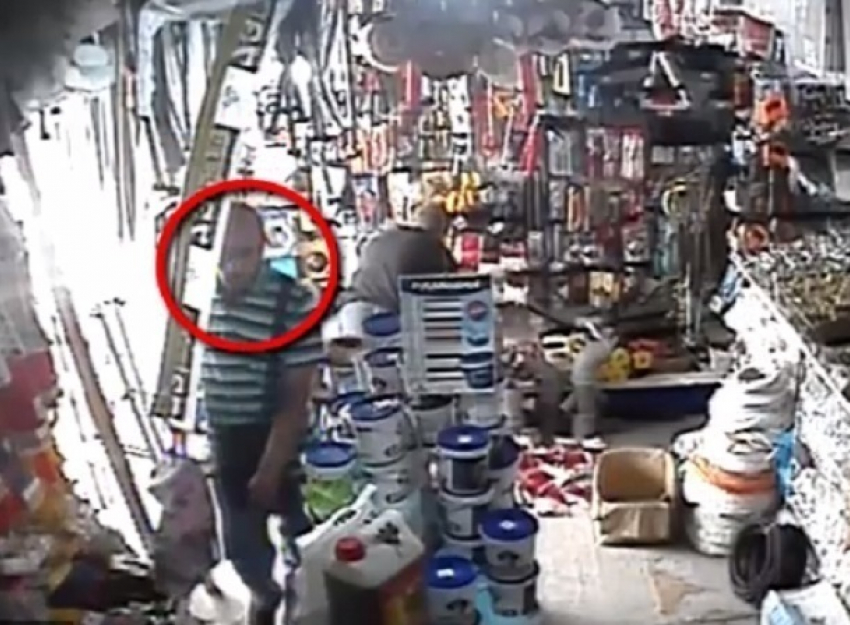 Лысый иностранец украл телефон на рынке в Кишиневе и попал на видео