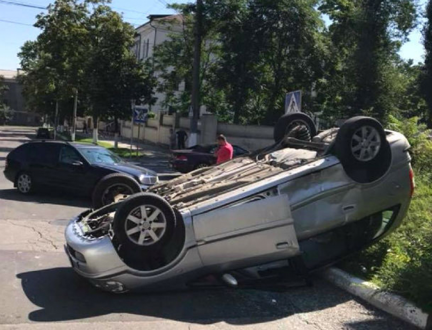 Зрелищная авария в центре Кишинева: при столкновении с Mercedes перевернулся Opel