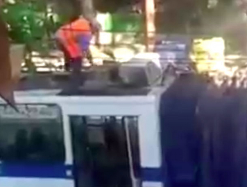 Борьбу водителя с пожаром на крыше троллейбуса в Кишиневе сняли на видео