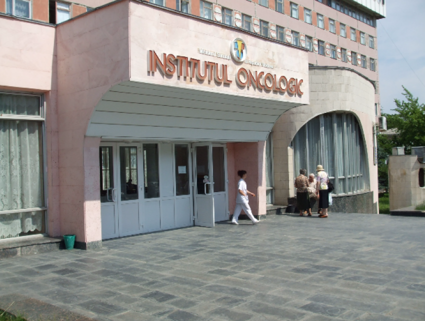 Крупную взятку с неизлечимо больного пациента потребовал врач онкологического института в Кишиневе