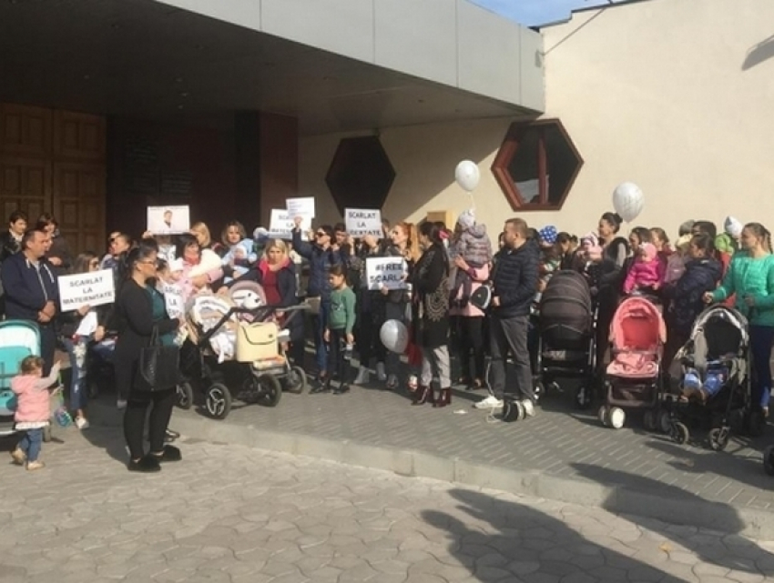 Матери с детьми устроили протест в связи с арестом врача по делу о коррупции в суде