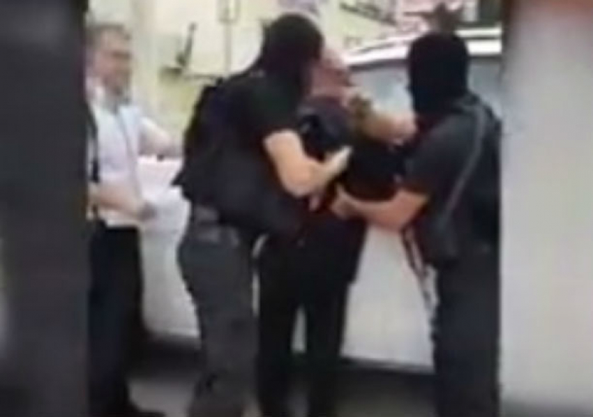 Задержание главаря банды мошенников в Кишиневе попало на видео