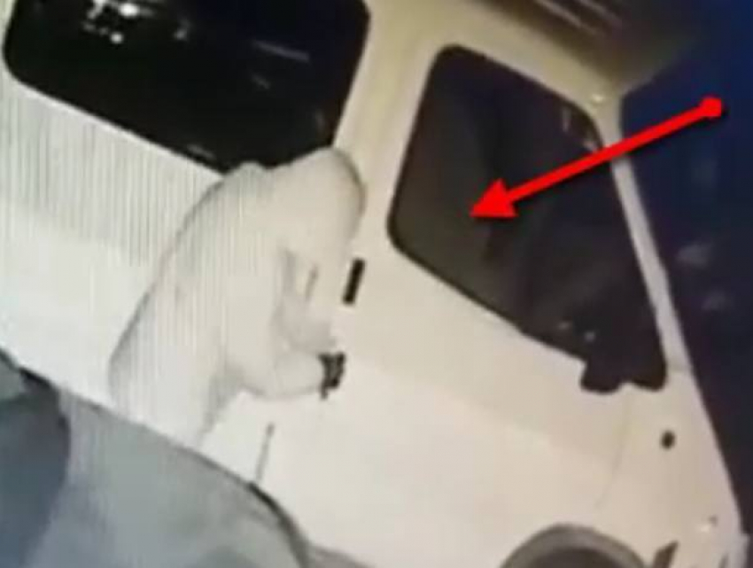 Момент угона подростками микроавтобуса в Дурлештах попал на видео