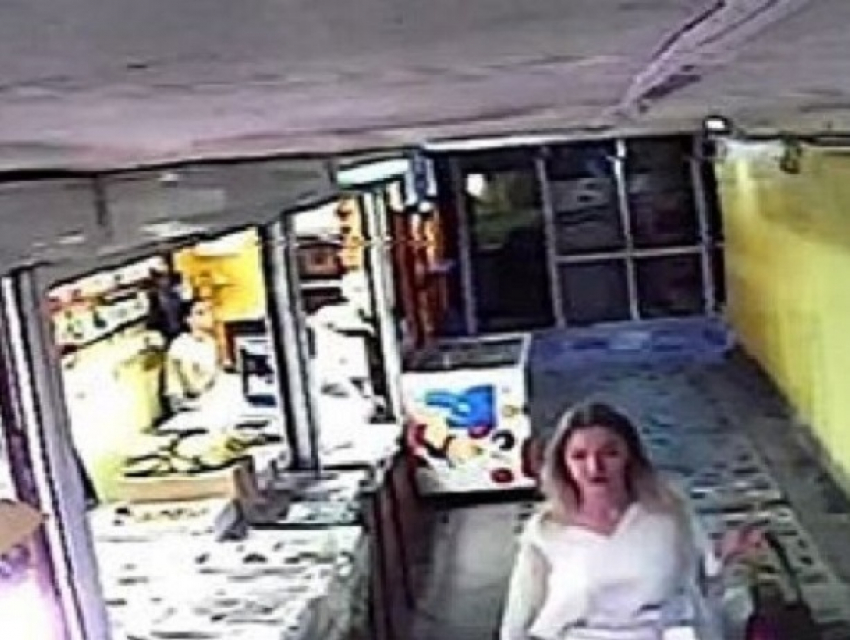 Блондинка, присвоившая сумку молодого человека в подземном переходе Кишинева, попала на видео