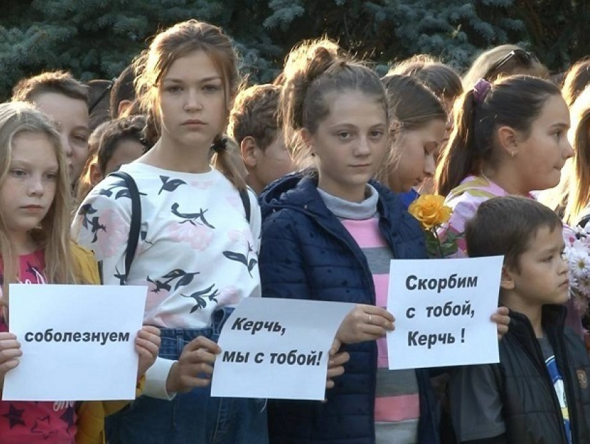 Сотни жителей левого берега Днестра почтили память жертв керченской трагедии