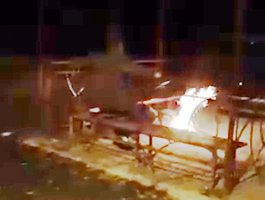 Шаманский костер на детской площадке в Кишиневе сняла на видео возмущенная женщина