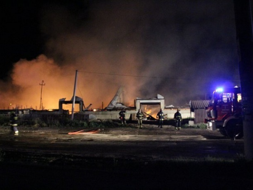 Огненный ад в Страшенах сняли на видео: сгорели склад пластмасс и новые трактора