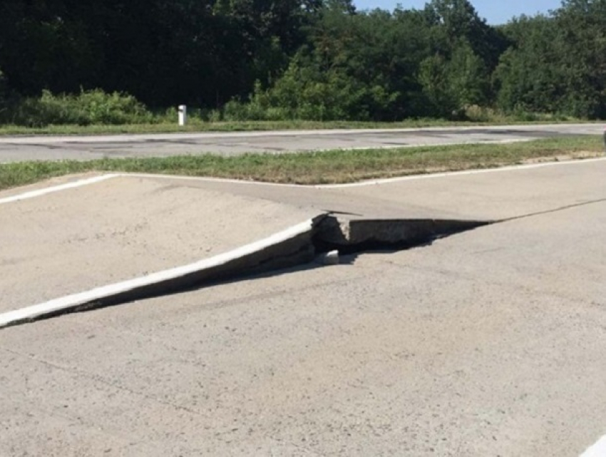 Аномальная жара подняла бетон на трассе в Молдове