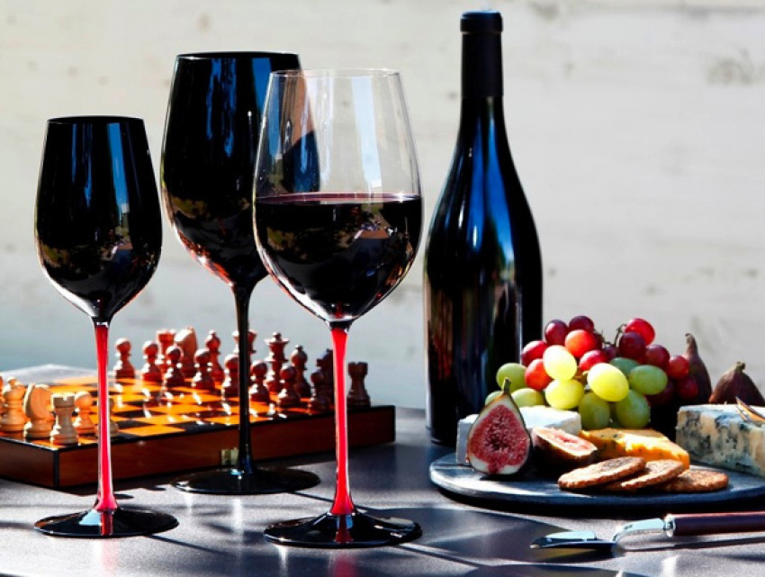 Ученые обвинили производителей посуды в том, что люди стали пить больше вина 