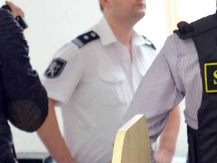 Парень совершил аварию и попытался подкупить полицейского за рубли в Кишиневе