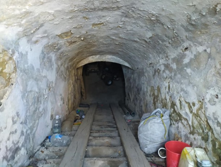 Многие старинные подвалы Кишинева утопают в мусоре
