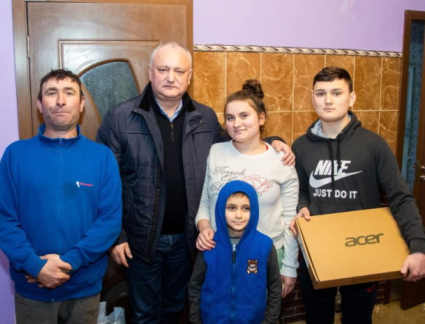 Додон оказал помощь двум многодетным семьям из Молдовы