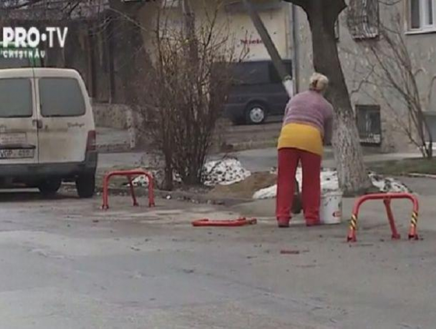 На улице Сучевица полицейский огородил для парковки сегмент проезжей части улицы, люди негодуют