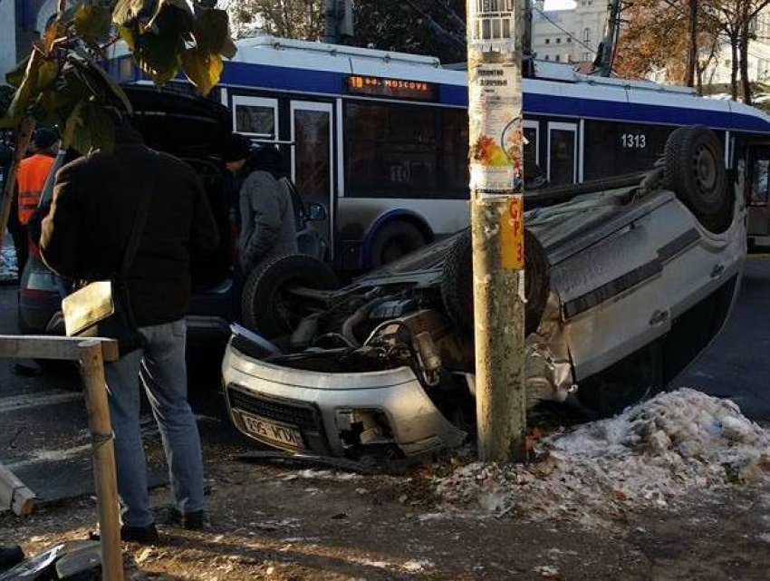 Автомобиль вылетел с дороги и перевернулся в центре Кишинева