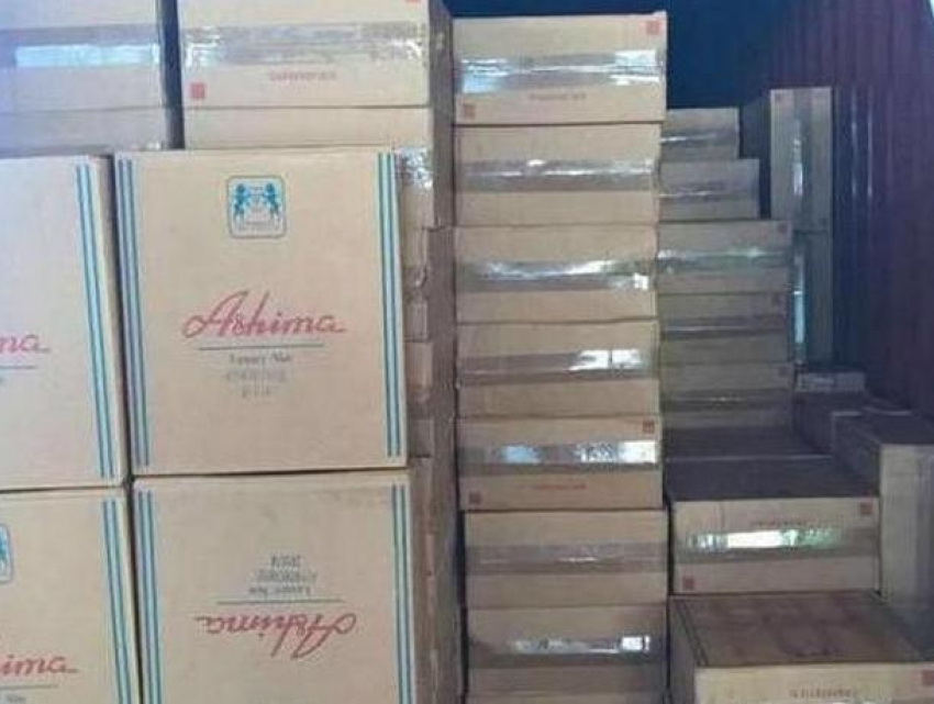 Задержание крупной партии молдавских сигарет неизвестного происхождения показали на видео в Румынии
