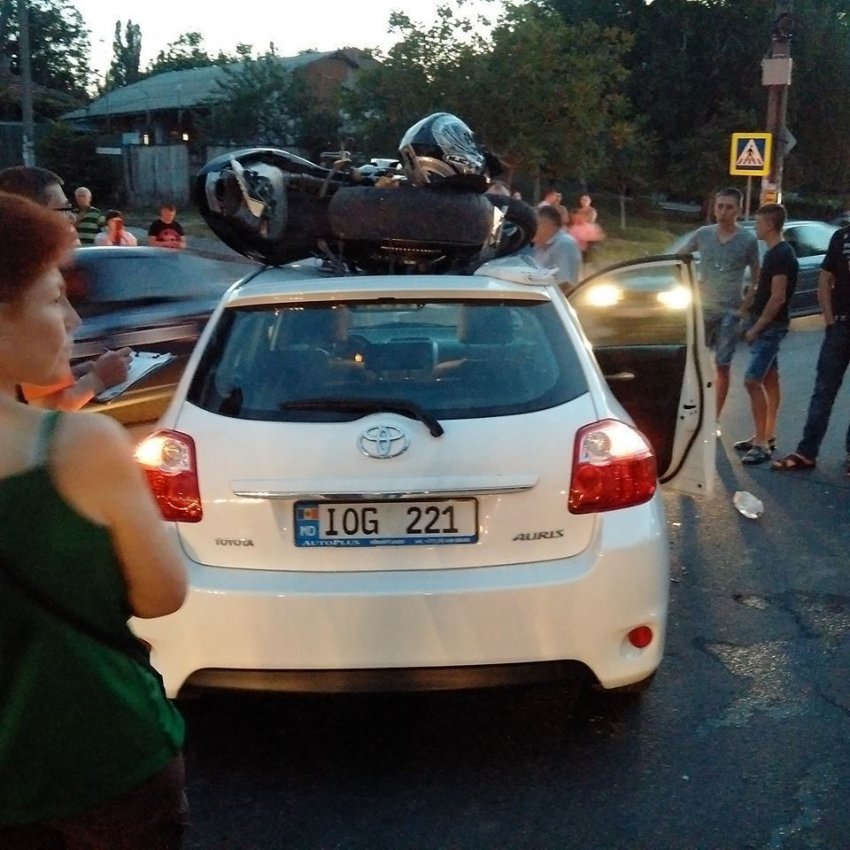 Авария на Буюканах: мотоцикл залетел на крышу автомобиля