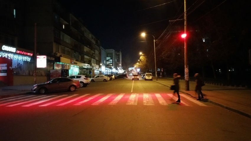 В Кишиневе некоторые «зебры» подсветили специальными фонарями