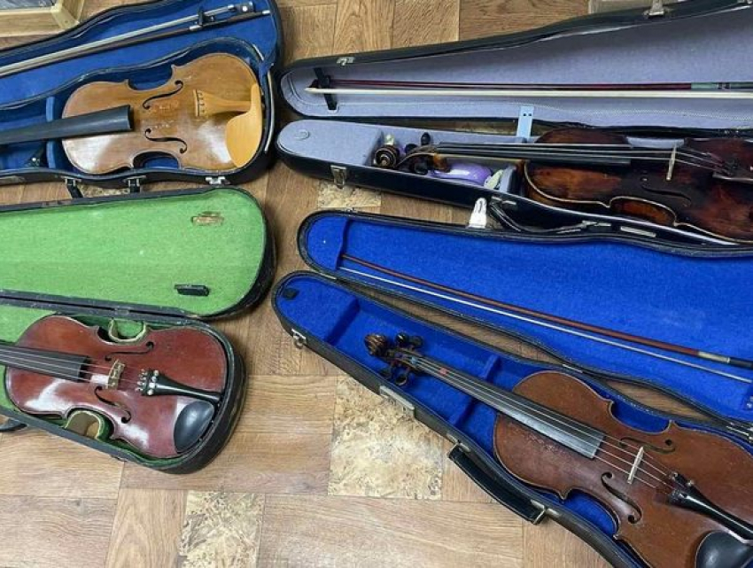 В Леушенах у пассажира микроавтобуса изъяли четыре незадекларированные скрипки 