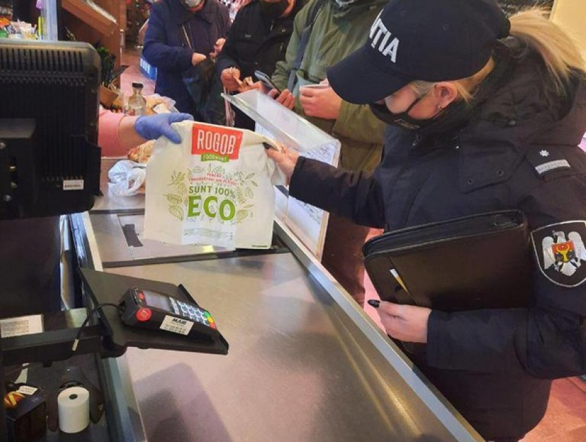 Органы начали штрафовать магазины из-за пластиковых пакетов