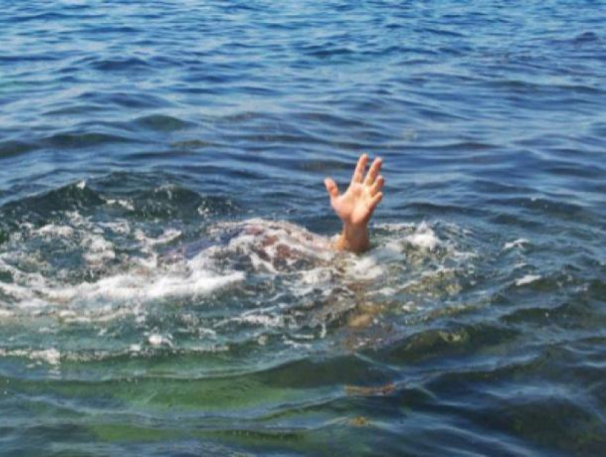Трагедия на Скулянке - в озере парка La Izvor утонул мужчина