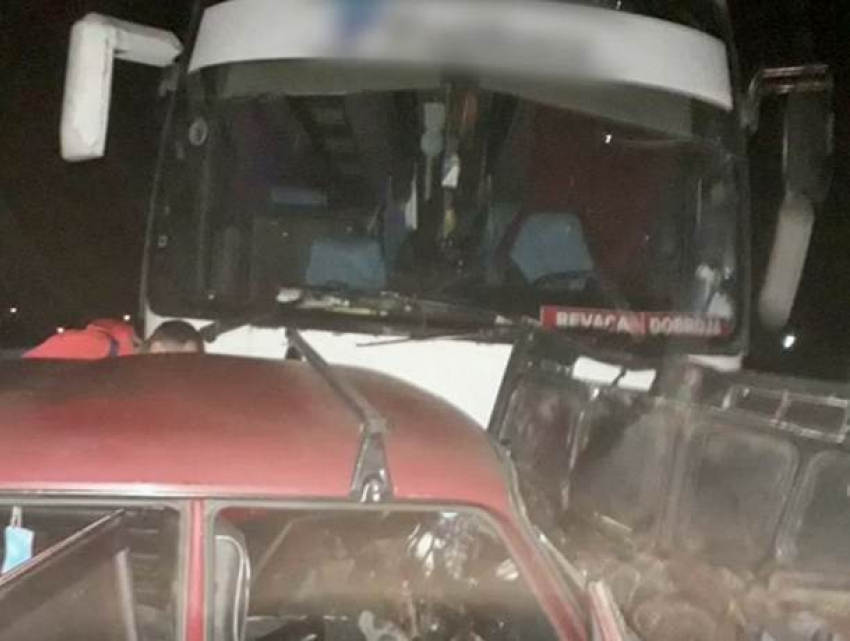Смертельное столкновение с автобусом совершил водитель легковушки в Реваке