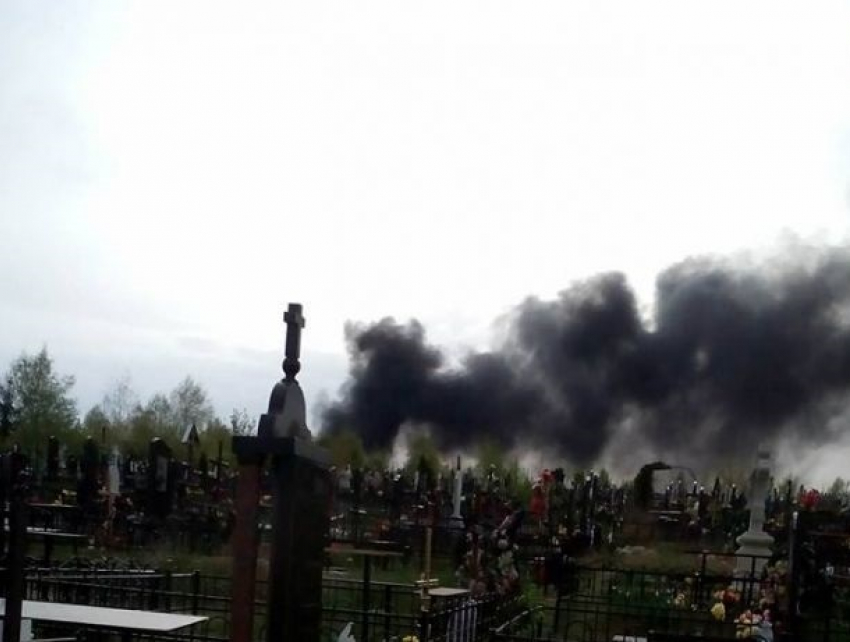 Огромный черный столб дыма над кладбищем «Дойна» испугал жителей Кишинева