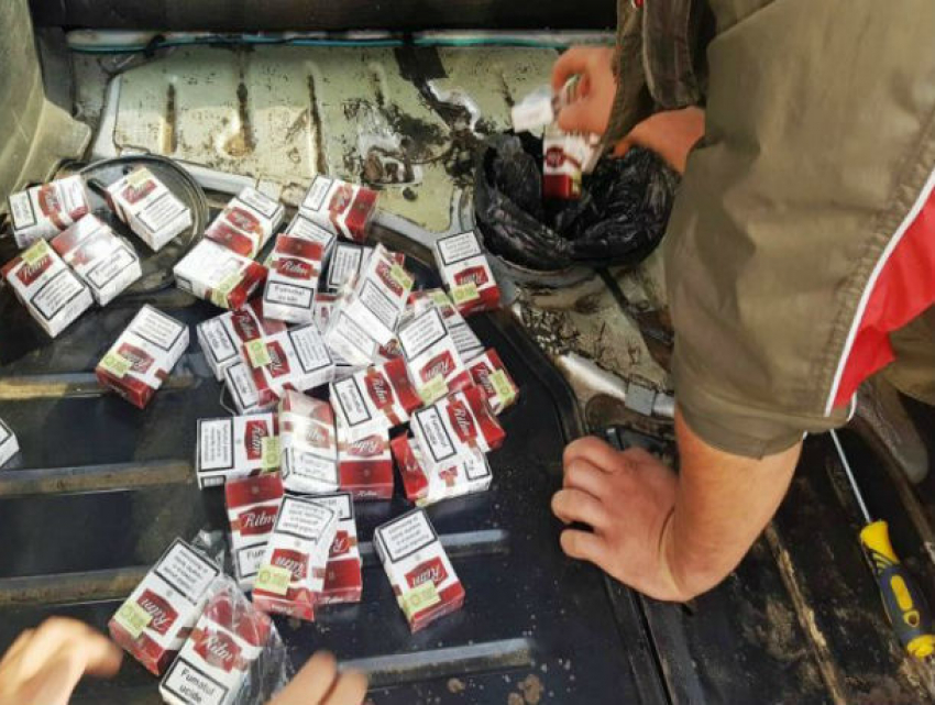 Молдаван оштрафовали на десятки тысяч леев за попытку провезти крупную партию сигарет в Румынию