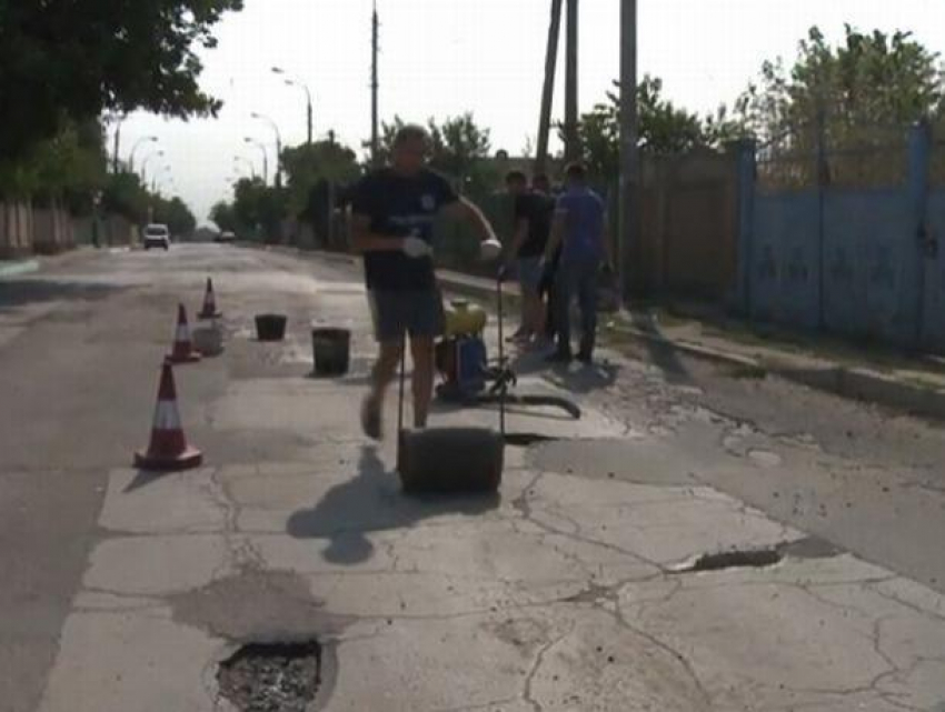 Скандал в Кожушне - трое молодых людей начали самостоятельно ремонтировать дорогу, а примар мешает им