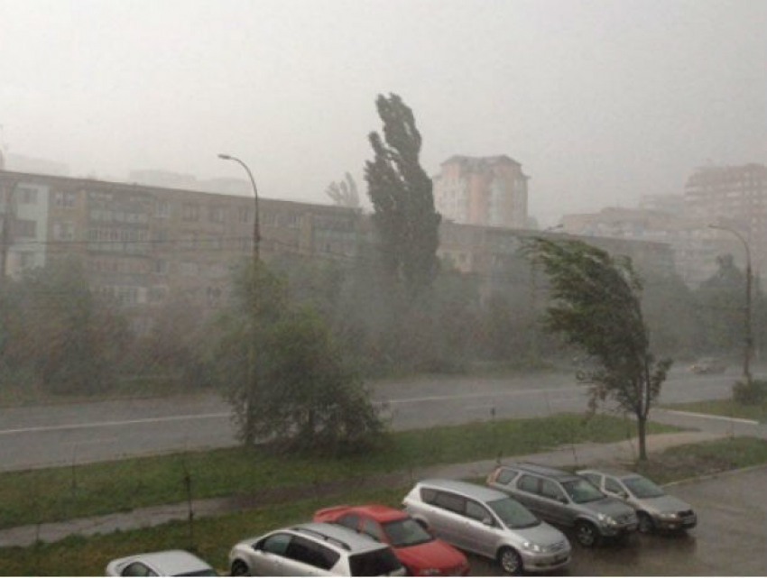 Грозы с ливнями и шквальным ветром обрушатся на жителей Молдовы